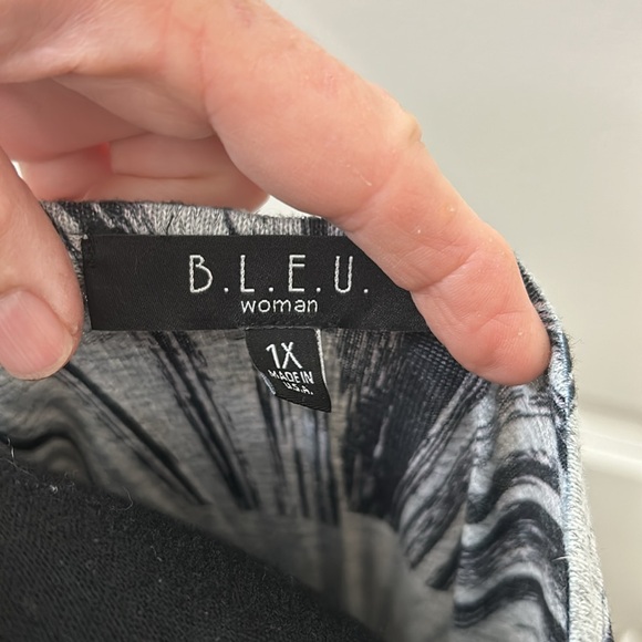 Gently worn B.L. E. U. knit Tunic 1X - Picture 6 of 6